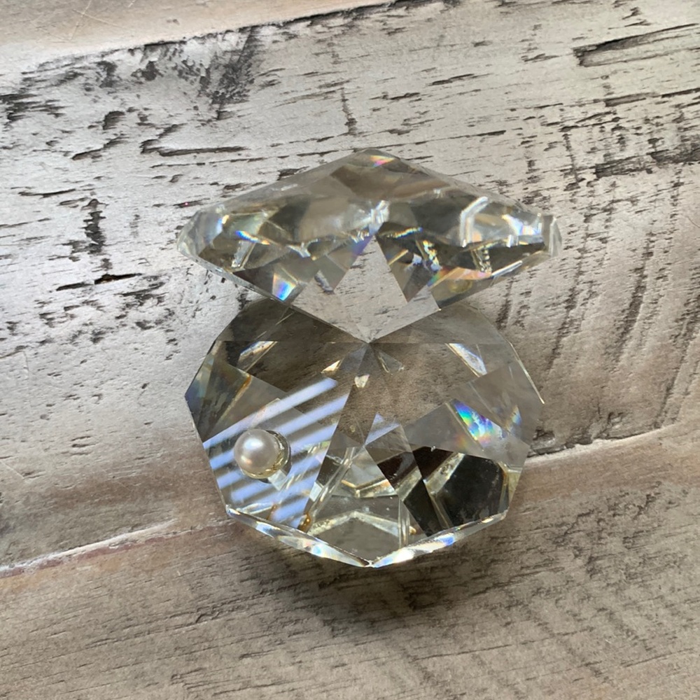 Crystal clam shell with Pearl